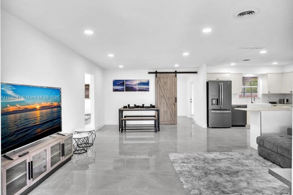 FLAMINGO MANORS - Residential Lease