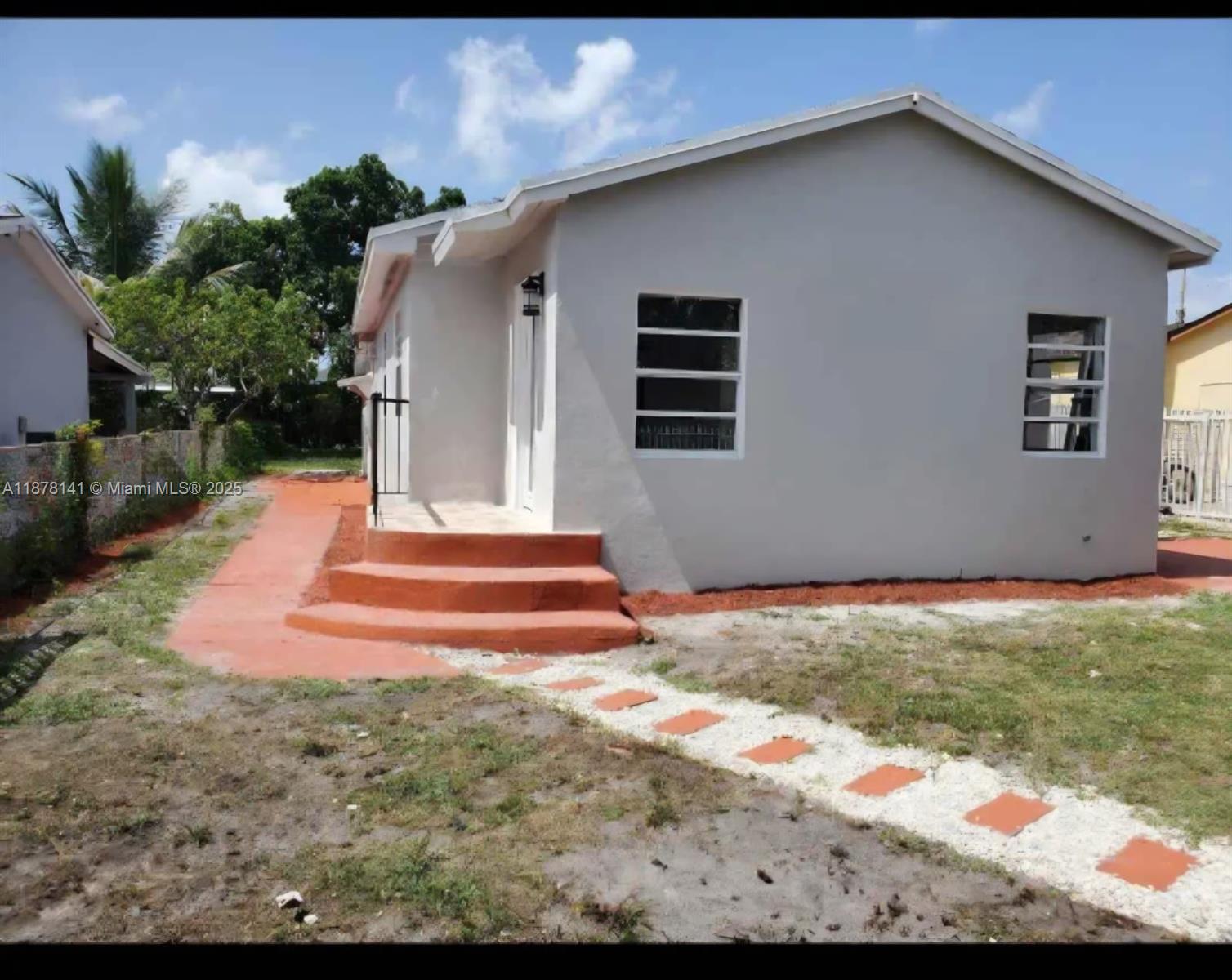 This charming house sits on an expansive lot, offering you the perfect balance of privacy and convenience. Whether you're looking to build your dream garden, add a pool, or simply enjoy wide open spaces, this property provides endless possibilities. Do not miss out on this incredible opportunity!