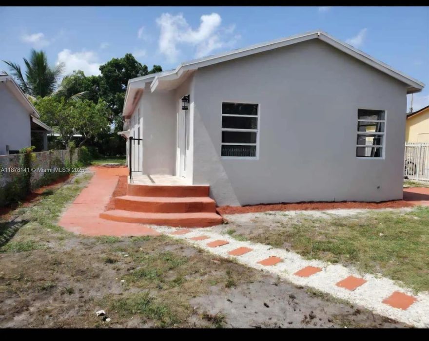 This charming house sits on an expansive lot, offering you the perfect balance of privacy and convenience. Whether you're looking to build your dream garden, add a pool, or simply enjoy wide open spaces, this property provides endless possibilities. Do not miss out on this incredible opportunity!