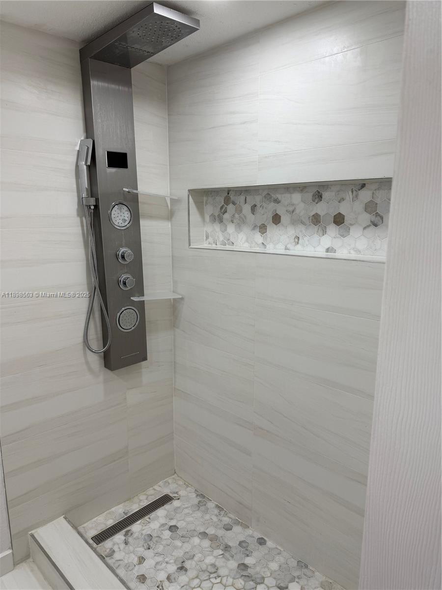 VILLAS OF PINECREST CONDO - Residential Lease