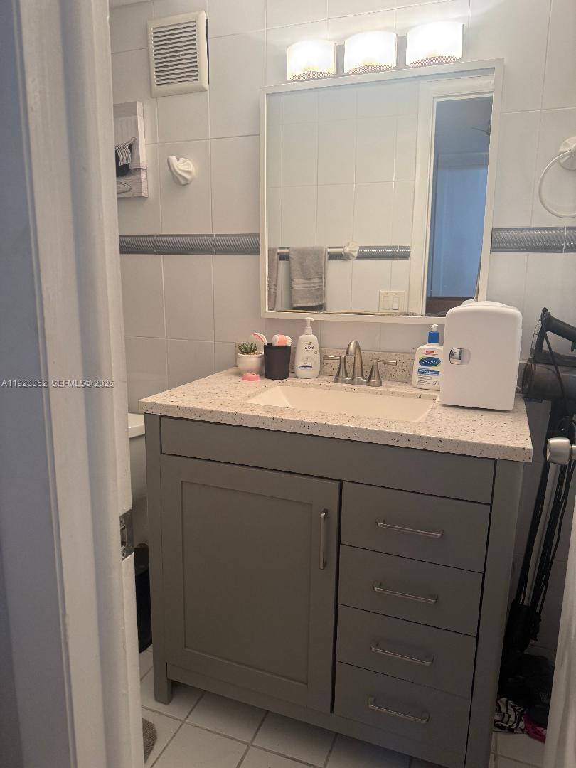 CARIBBEAN BREEZE CONDO - Residential