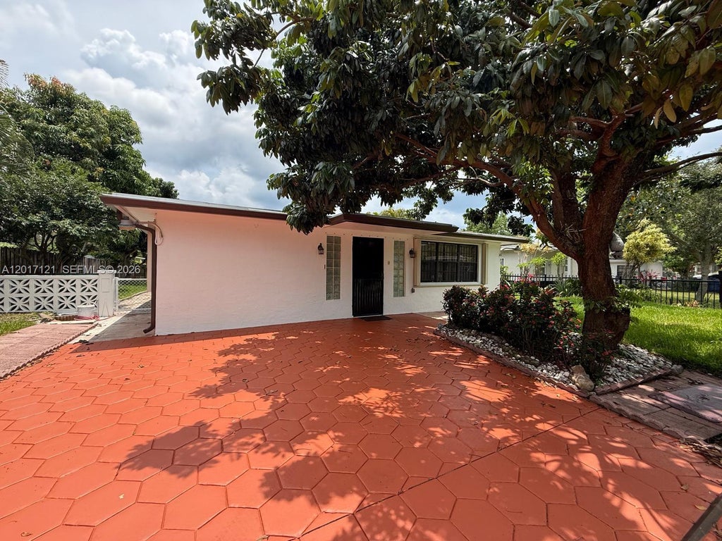 Photo of 2650 SW 13th Ave, Fort Lauderdale, FL 33315 (MLS # A12017121)