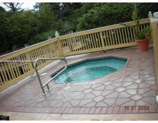 WINDWARD LAKES CONDO - Residential