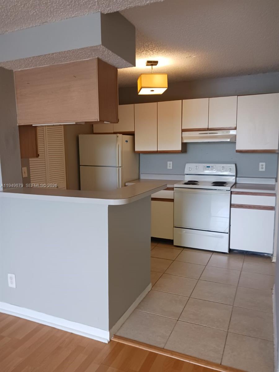 WINDWARD LAKES CONDO - Residential