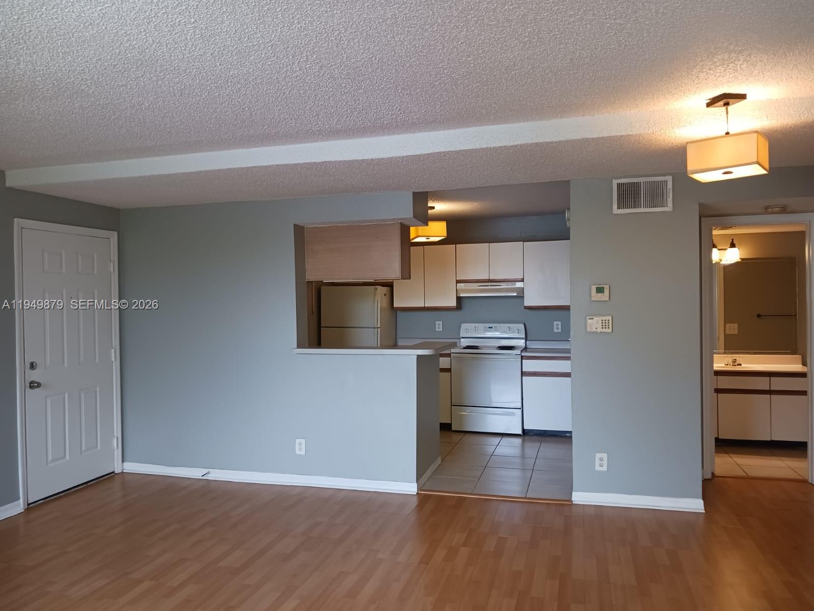 WINDWARD LAKES CONDO - Residential