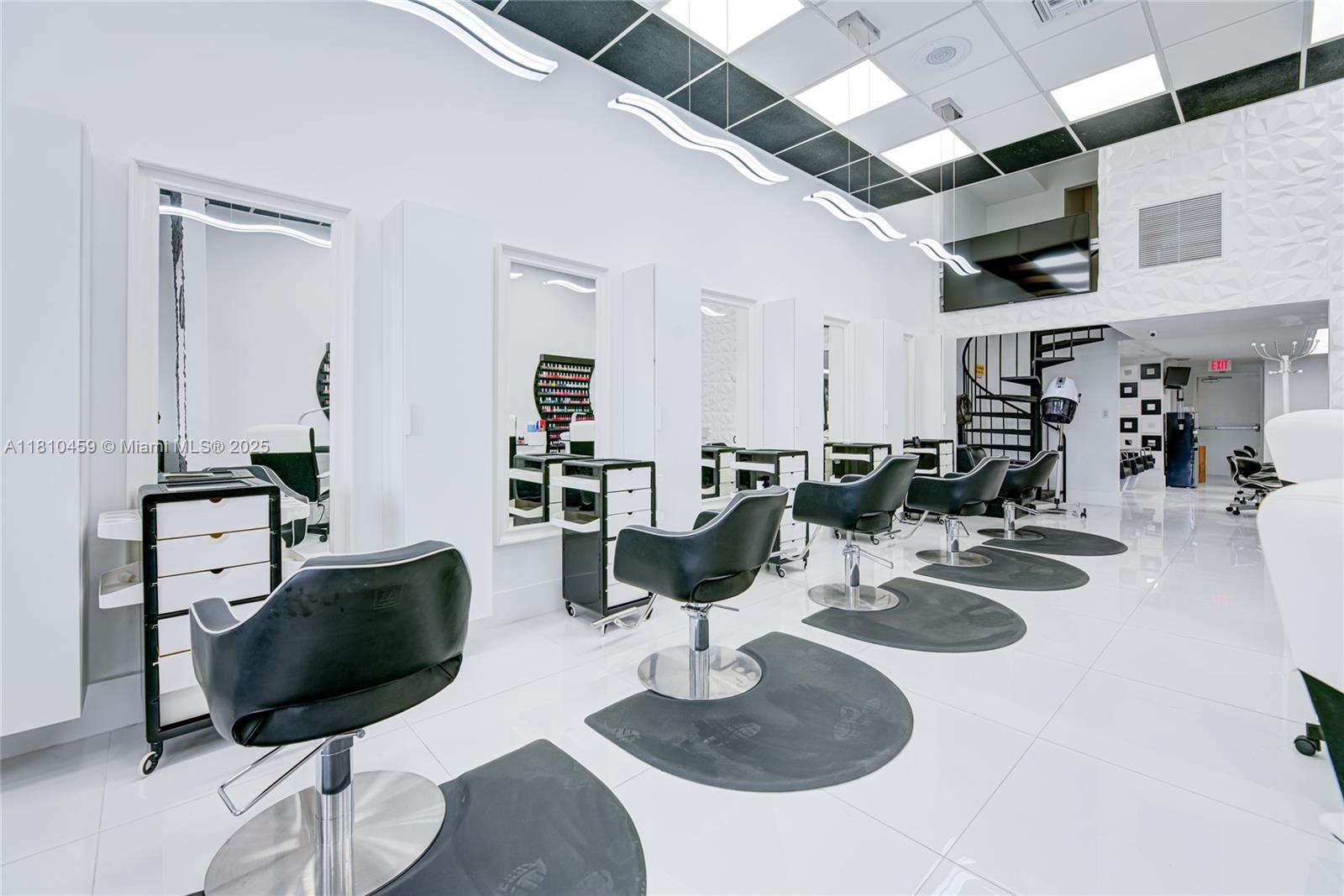 Beauty & Nail Salon For Sale In Fontainebleau
