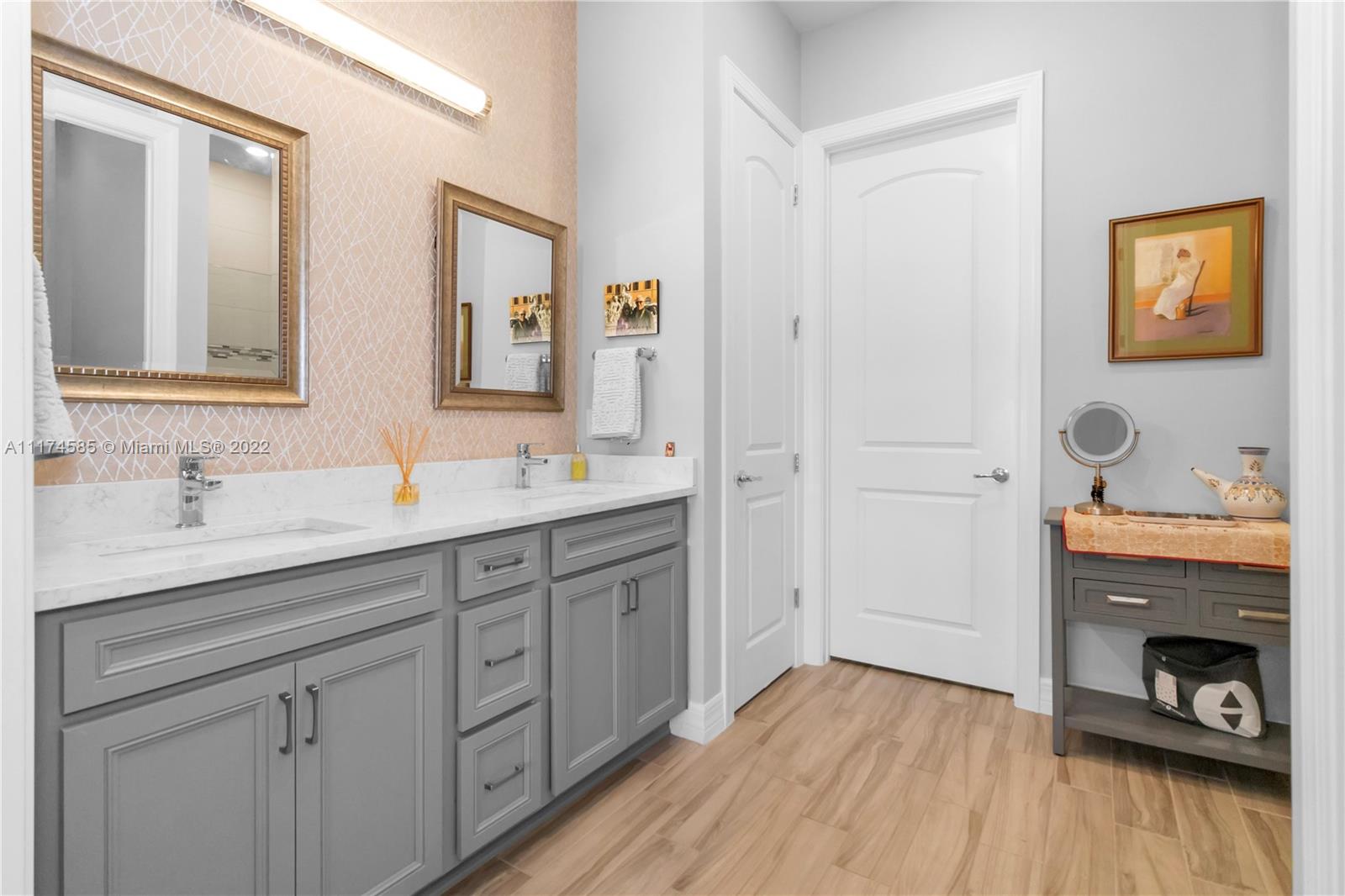 BOCA FLORES CONDO - Residential