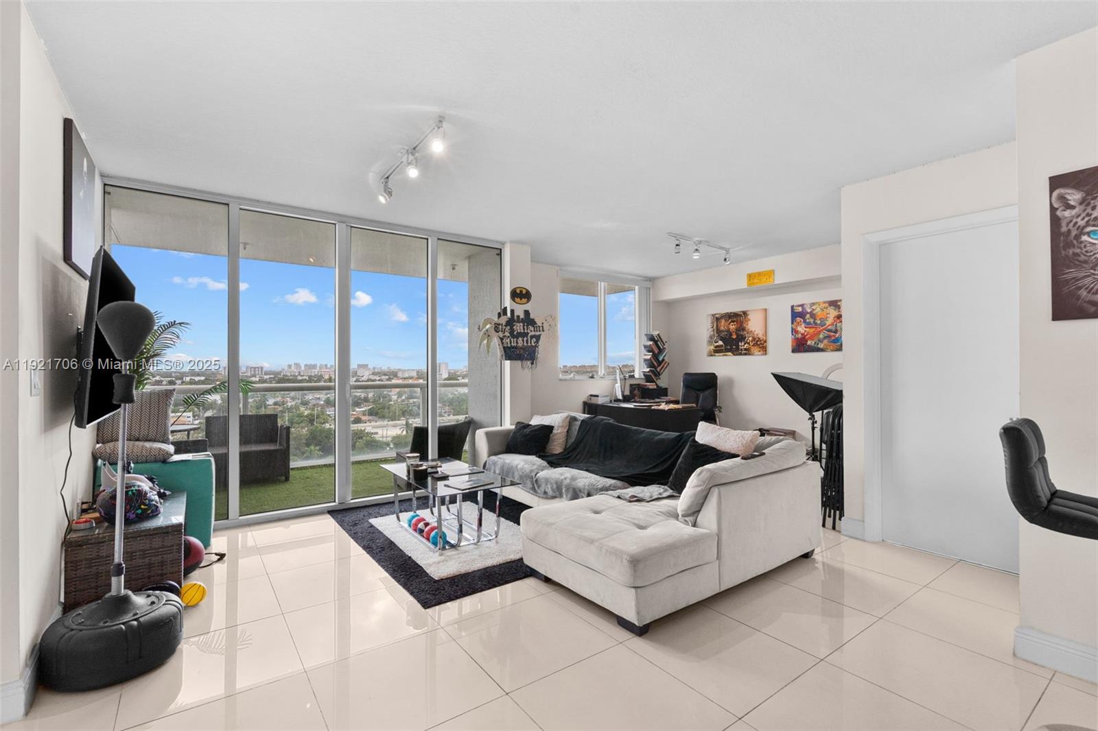 1871 NW S River Dr 1402