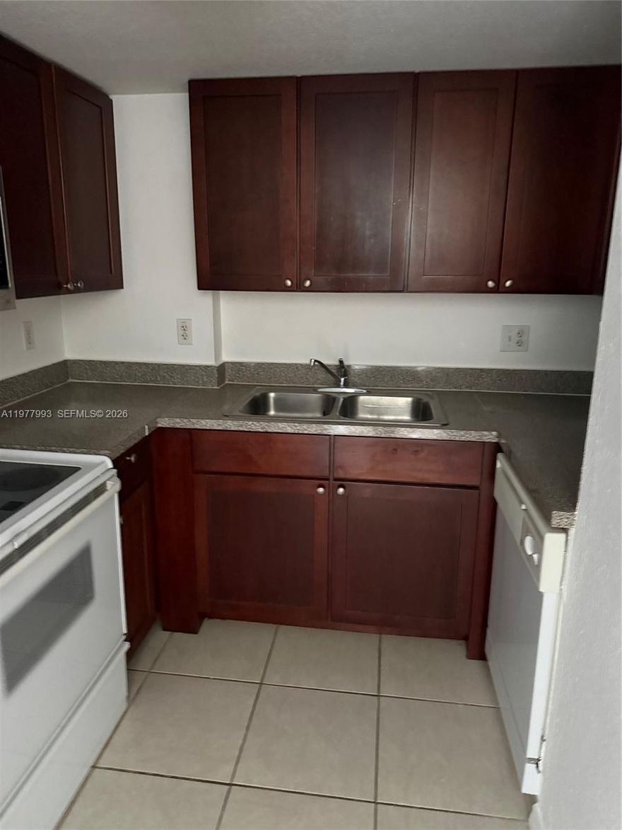 Cozy 1 bed - 1 bath, laminated floors, central located near to mayor hwy, Wynwood, midtown, Jackson Memorial Hospital and Miami Airport. Easy to Show