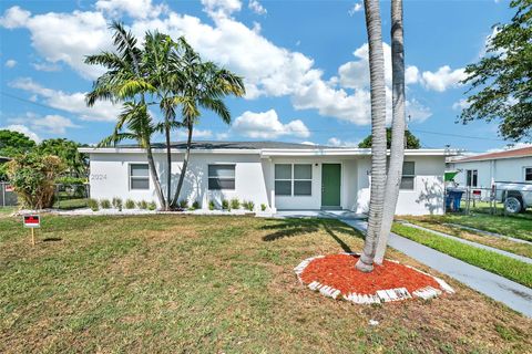 Single Family Residence in Miami FL 14740 Pierce St St.jpg