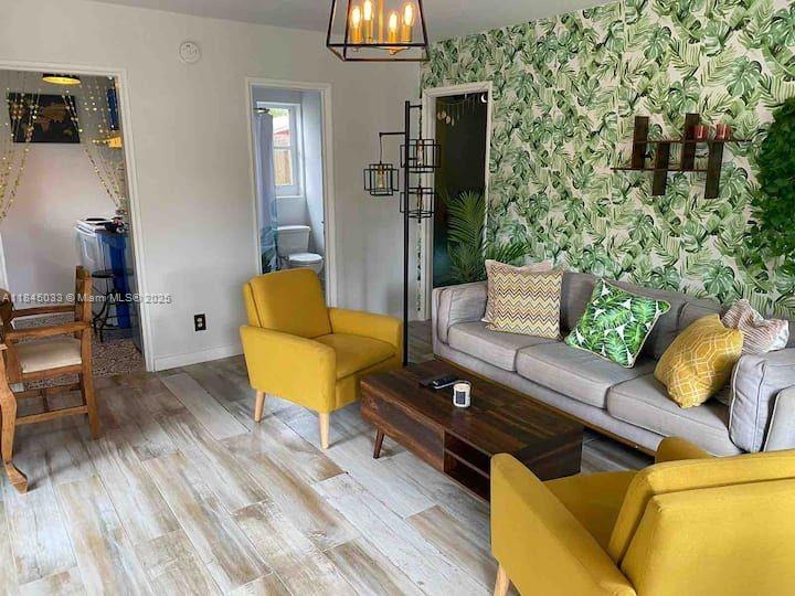 Charming fully renovated vintage style home with one bedroom plus full bathroom, comfortable cozy living room equipped with TV and complete kitchen . Outside you can enjoy everyday the magic Sunsets in the beautiful garden with a barbecue and a tiki bar to enjoy with your guest & family.