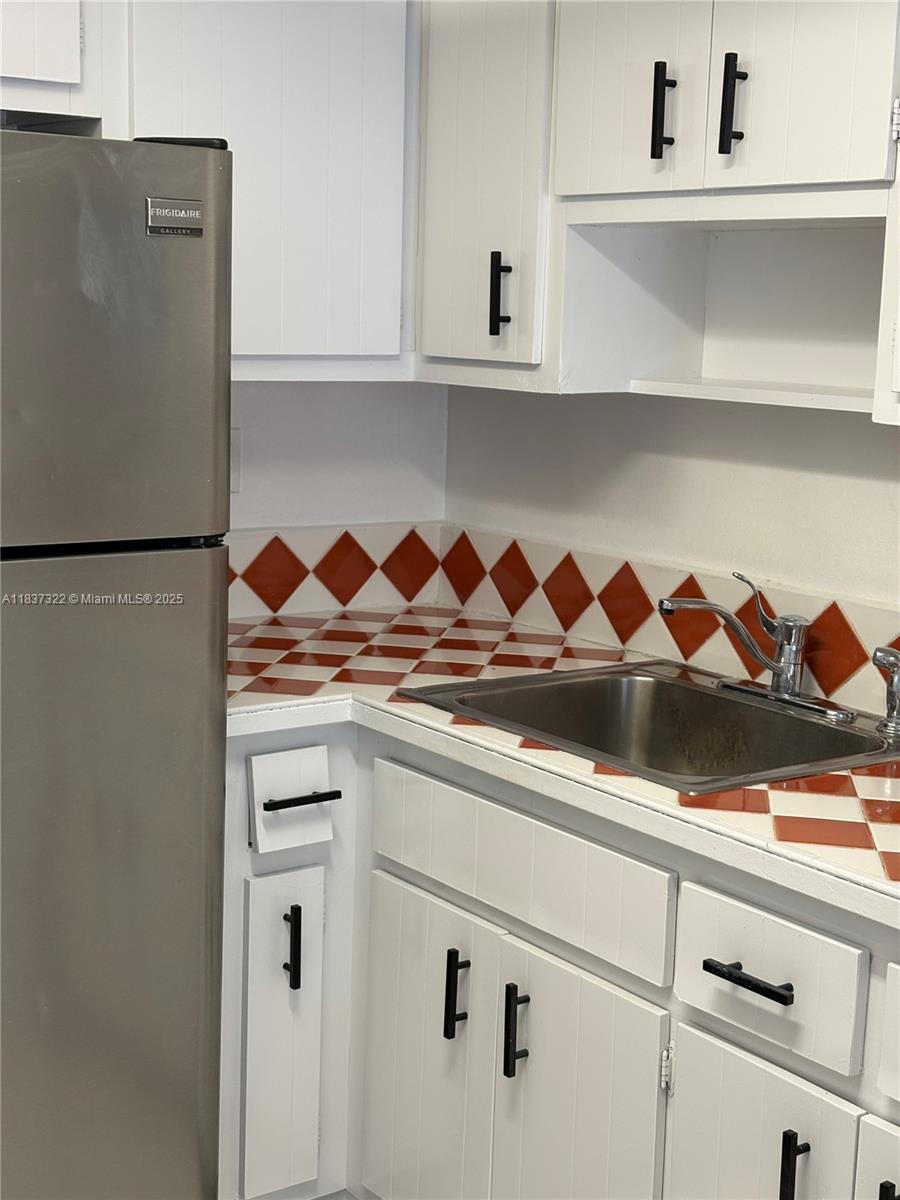 Beautiful studio in N. Miami with lots of natural light. Closed to shops, restaurants and retail stores.
Recently remodeled.