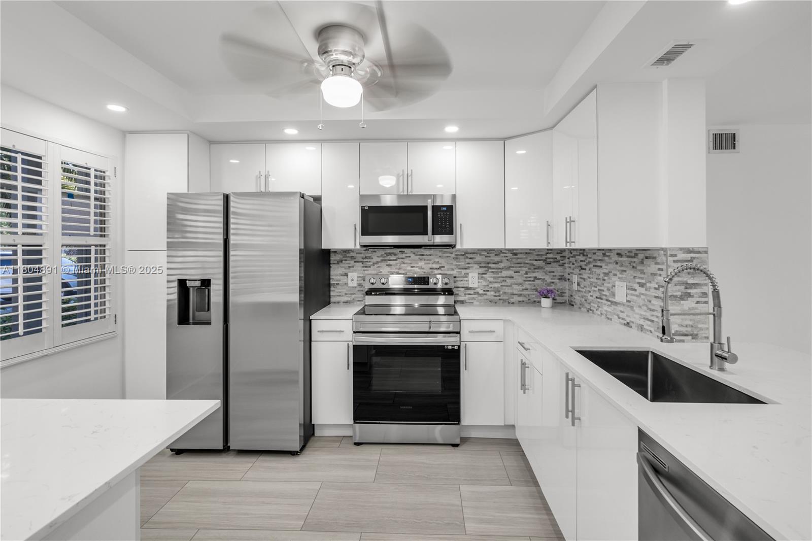 3401 Bimini Ln E1