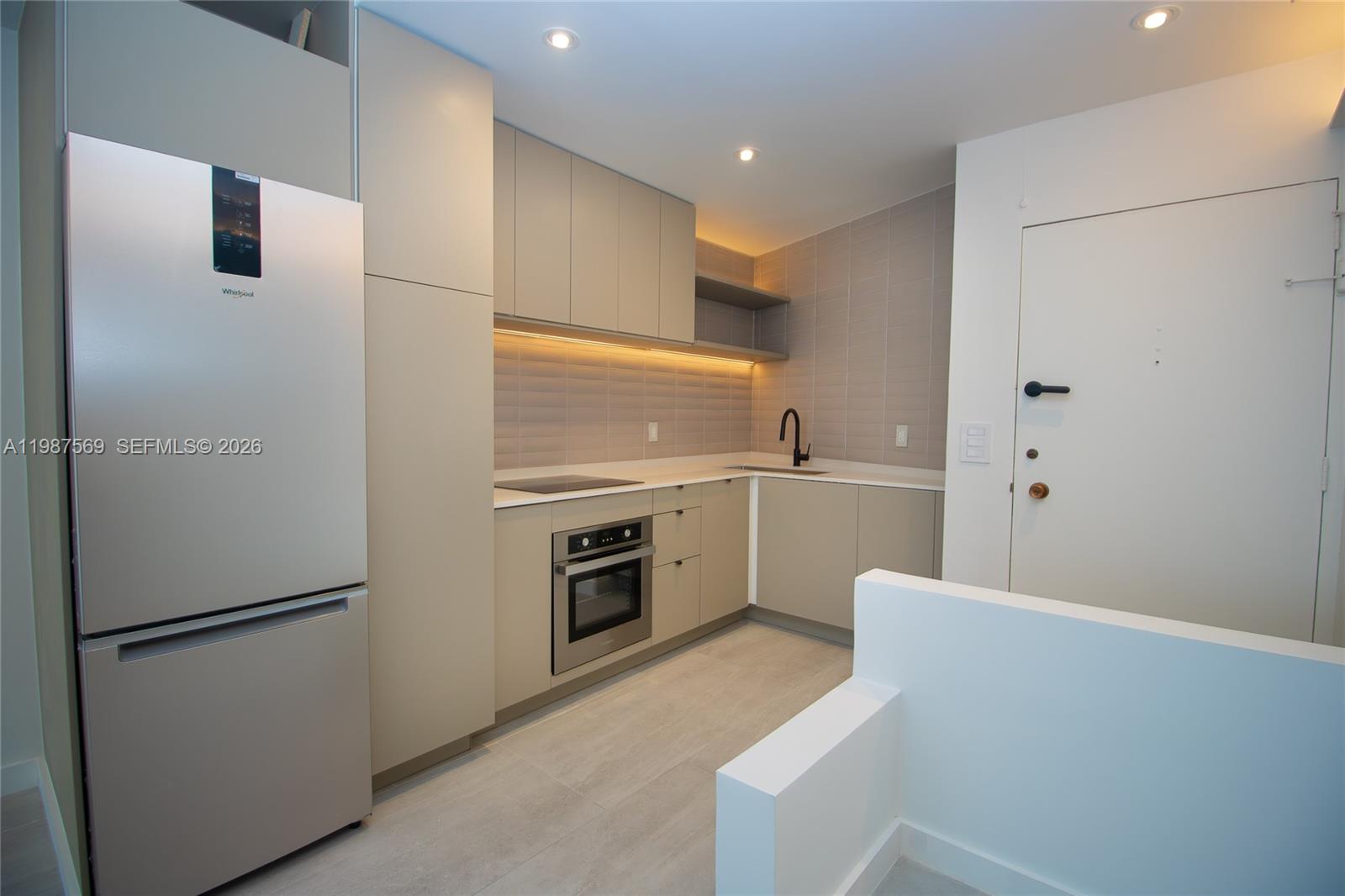 2899 Collins Ave 1422