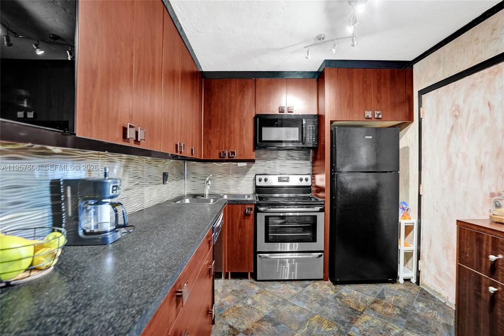 Photo of 1000 NE 12th Ave #505, Hallandale Beach, FL 33009 (MLS # A11957508)