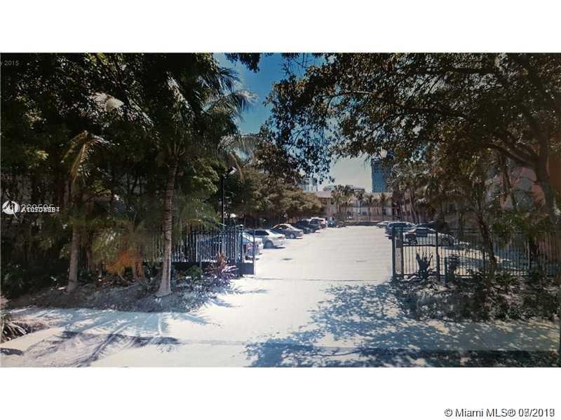 Prime Location, Coconut Grove close proximity to Restaurants, Theaters, Shopping Centers. Beautiful relaxing Green parks and a lot more. Well kept unit, 1/1 bath, cozy and elegant.
