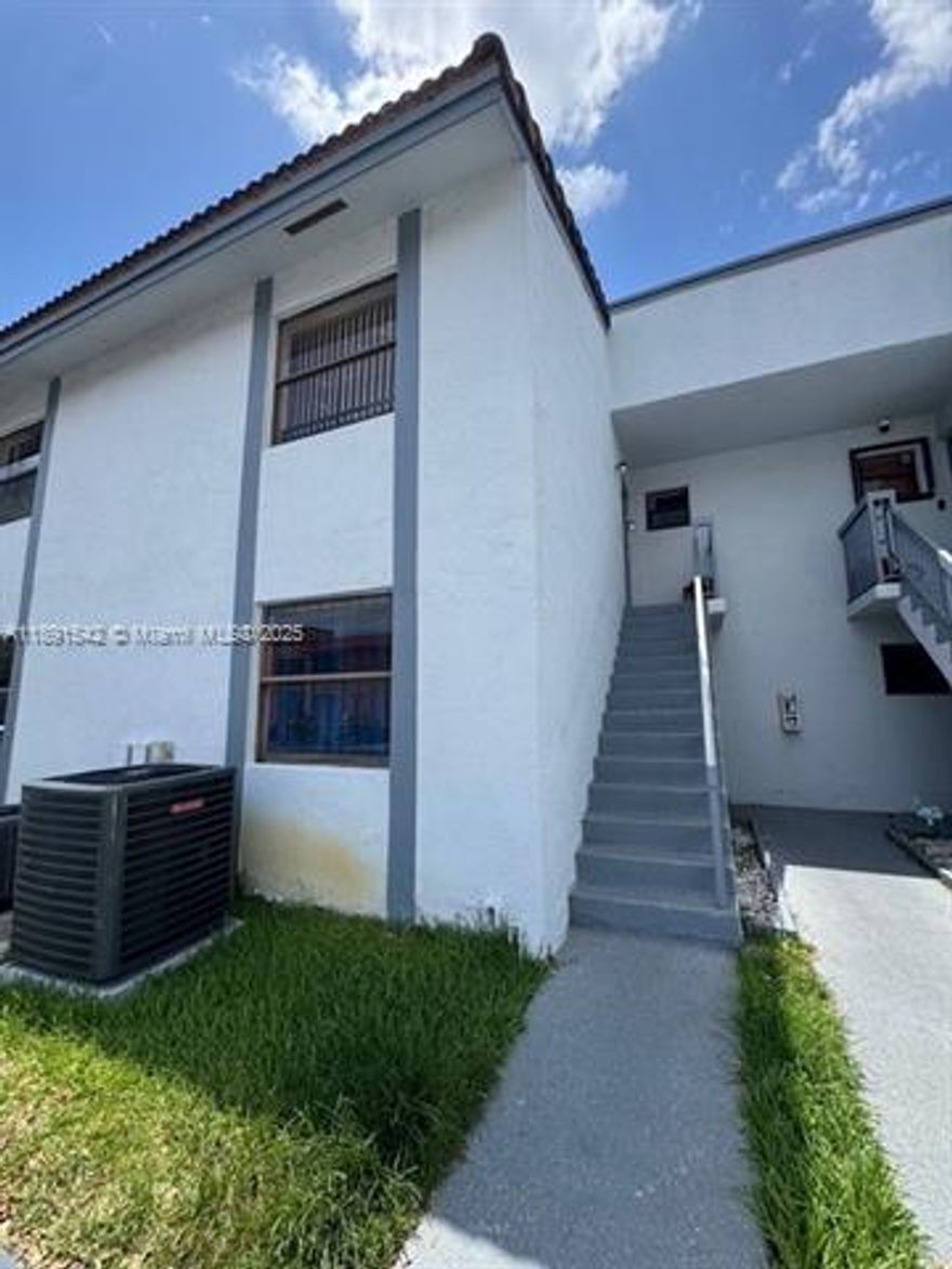 Beautiful 3-bedroom, 2-bathroom apartment located in an incredible area. Close to schools, highways, and amenities. This is a great opportunity for both investors and first-time buyers. The association has reserves, and there's a motivated seller. Don't miss out on this fantastic property!