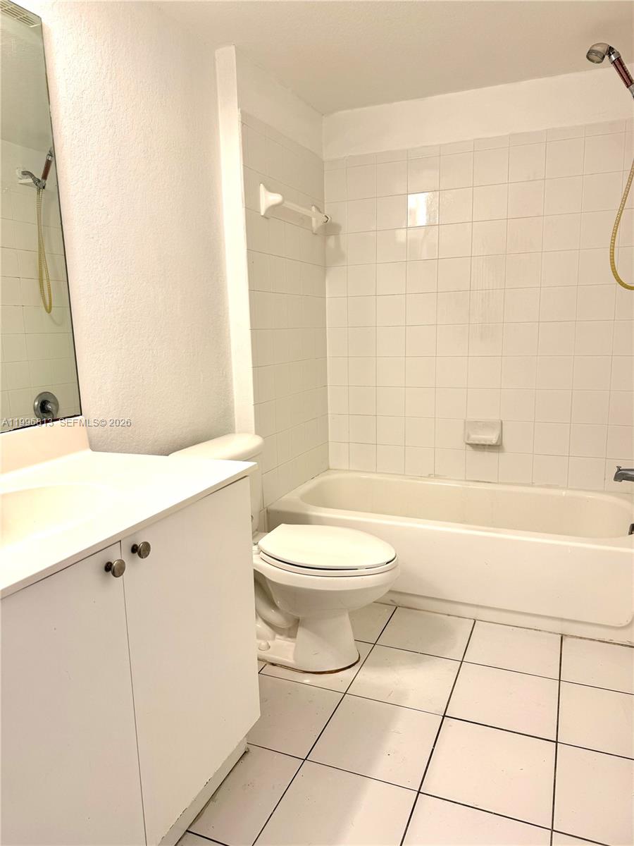 VISTA TRACE CONDO - Residential