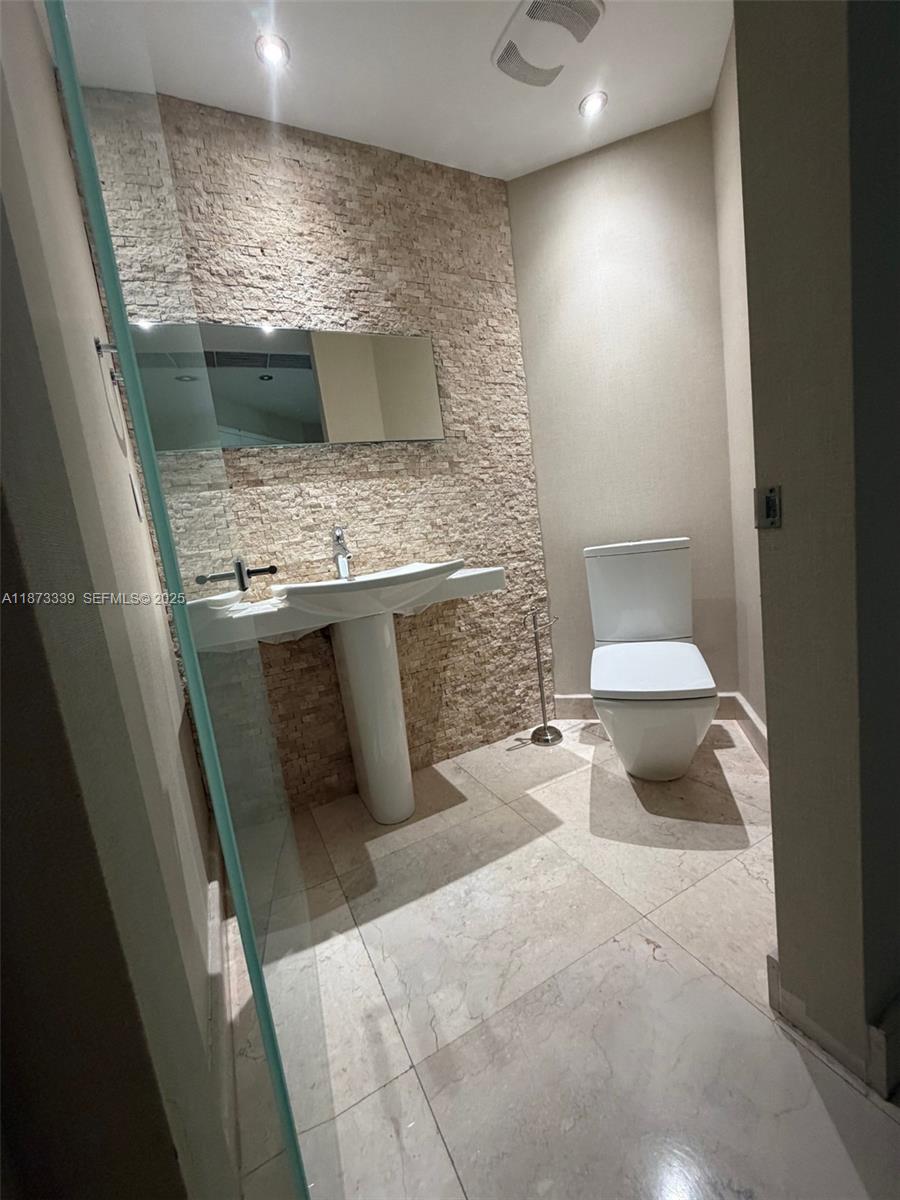 3131 NE 188th St 1-702