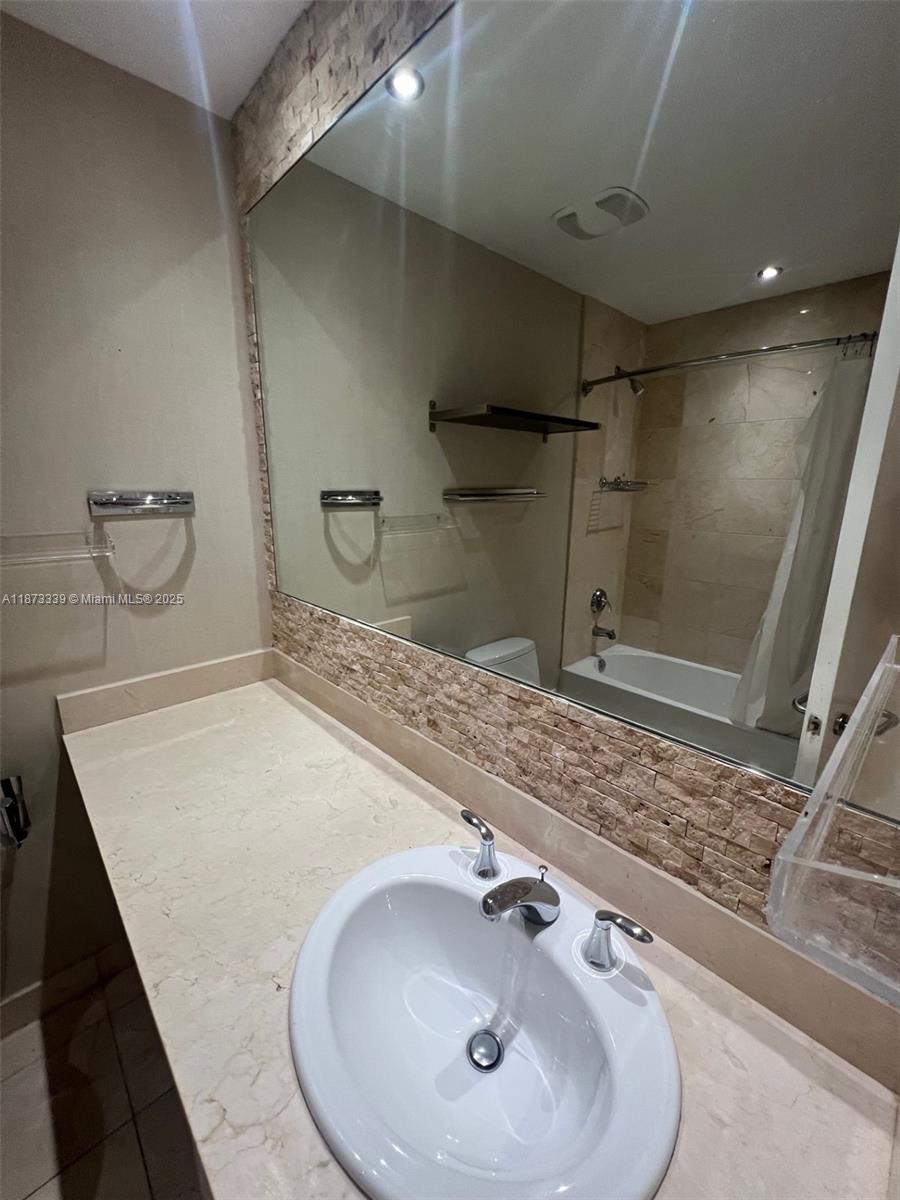 THE ATRIUM AT AVENTURA CO - Residential Lease