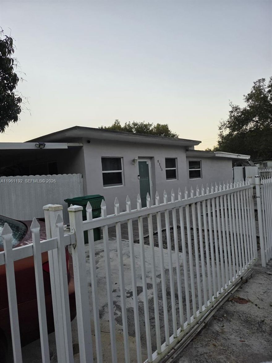 Fantastic house near shopping centers and Walmart, with 3 bedrooms and 2 bathrooms, additional studio with independent entrance. Permits are in order, the drain fill was recently repaired, roof was installed in 2018, corner lot. Sold as is, subject to inspections. The seller don't give concessions to buyer.
Do not miss this opportunity, beautiful house in a desirable neighborhood at affordable price.