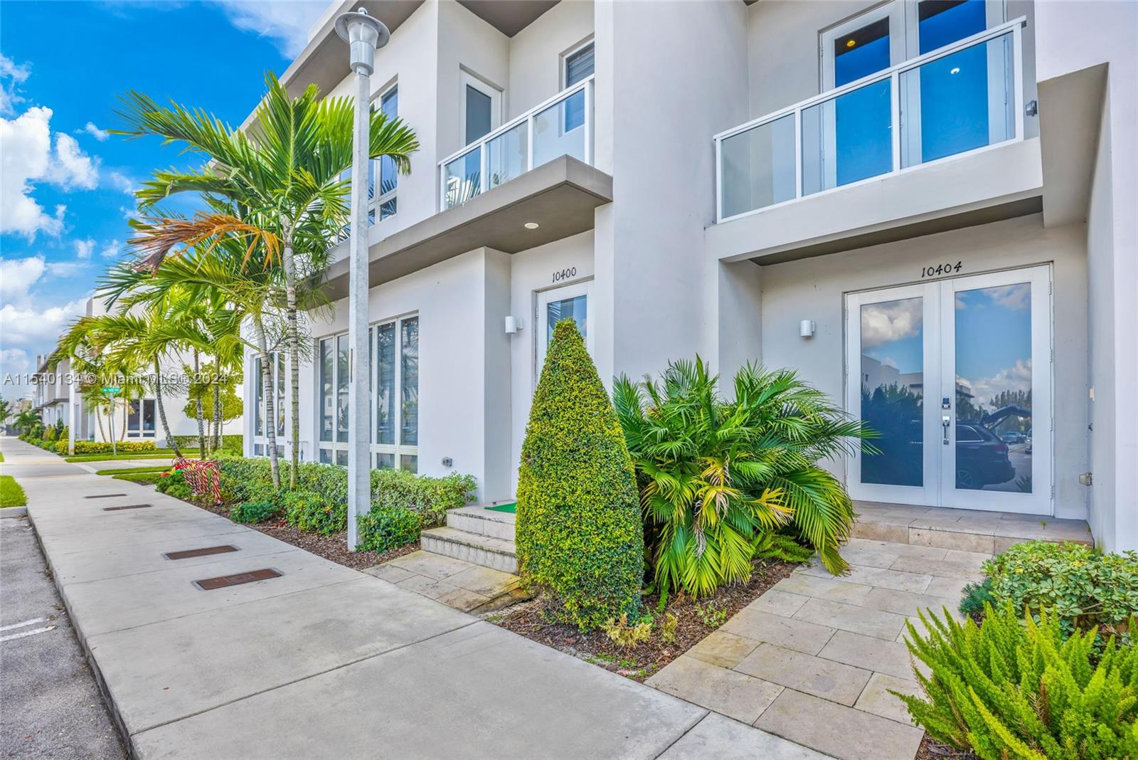 Amazing townhouse for rent in Landmark Doral, 4 bedrooms, 3 full bathrooms. One bedroom at ground floor with a full bathroom. One covered garage, plus 3 additional parking spaces. Beautiful Club House with tennis court, fitness center, BBQ area, lounge, pool, playground, ballrooms and more.