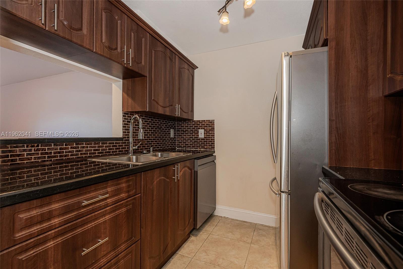 LAGUNA CLUB EAST CONDO - Residential