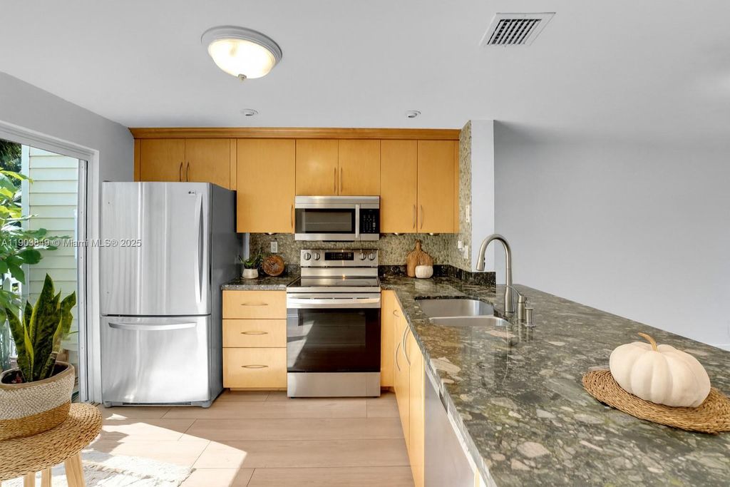 Photo of 1897 NE 15th Ave, Fort Lauderdale, FL 33305 (MLS # A11903849)