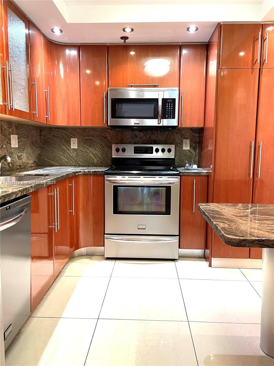 WINSTON TOWERS 600 CONDO - Residential Lease