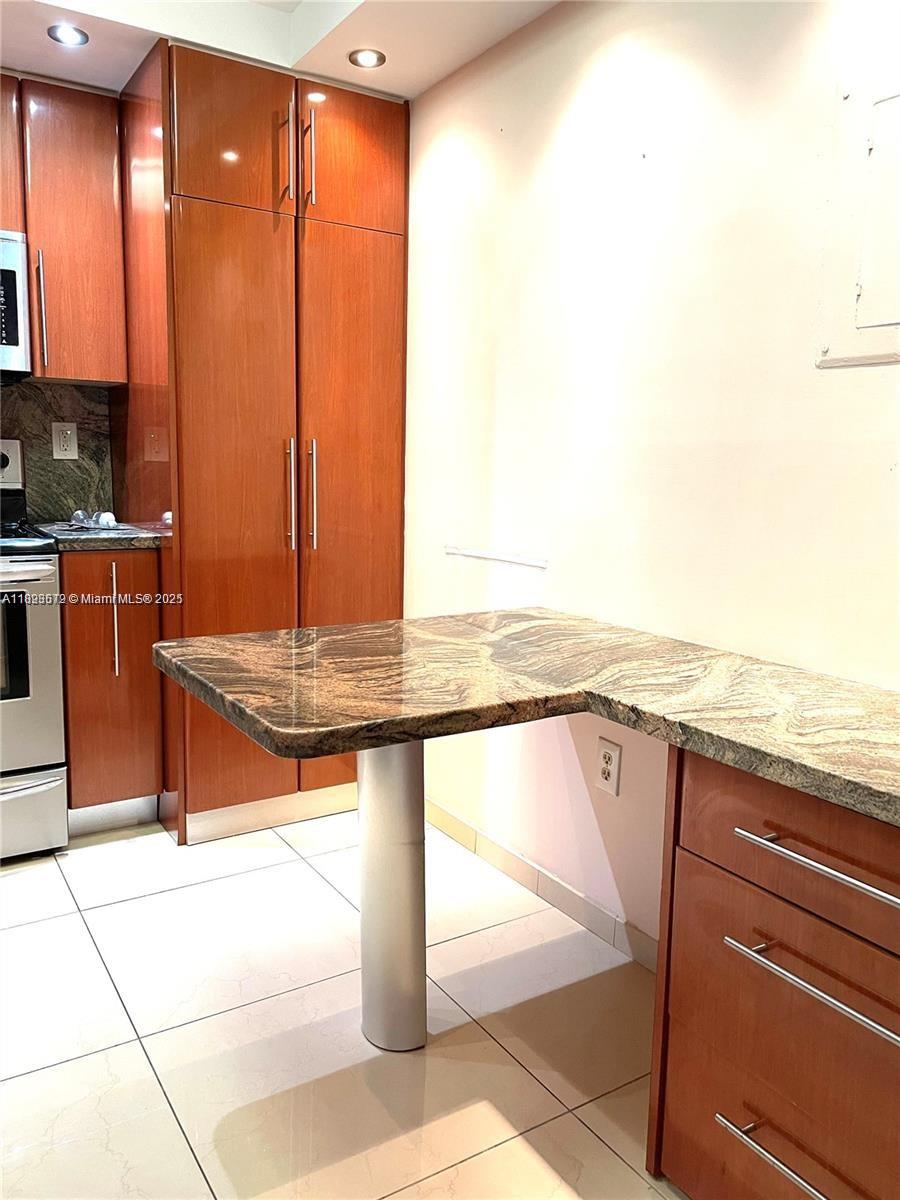 WINSTON TOWERS 600 CONDO - Residential Lease