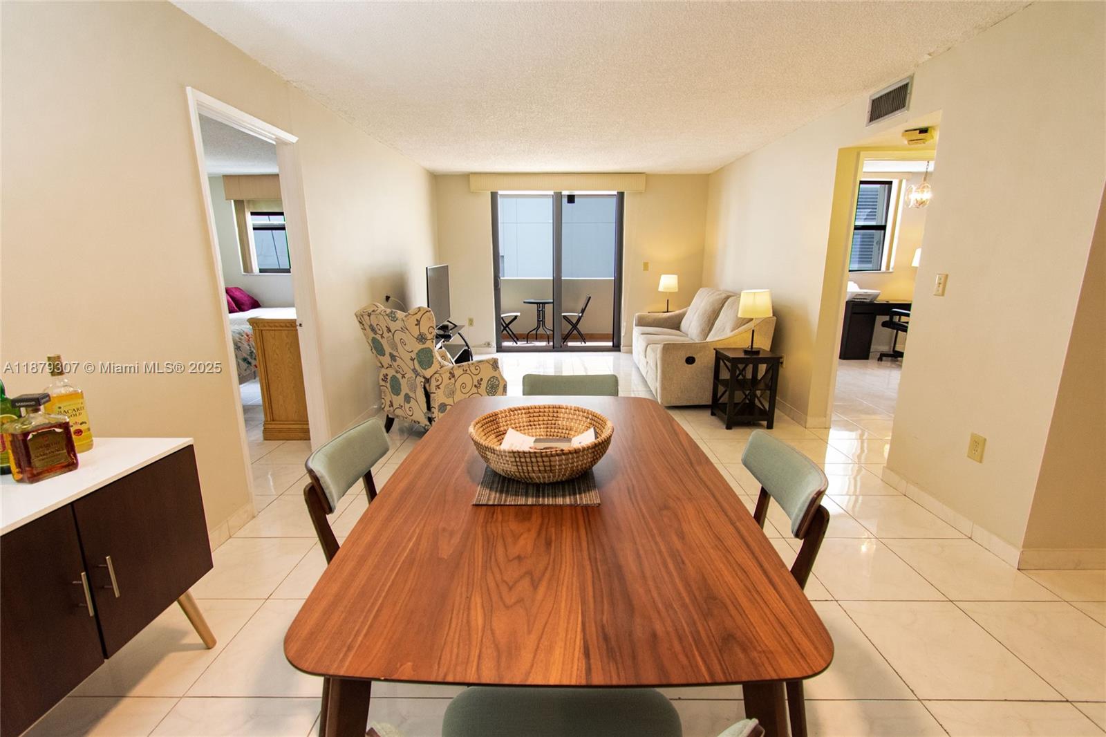 1621 Collins Ave 406