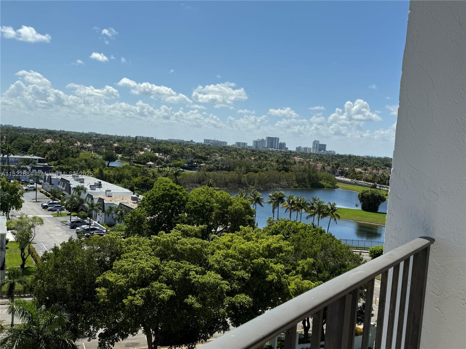 1000 Parkview Dr 905