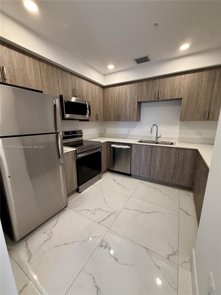 For Rent 1 Bedroom and 1 Bathroom 834 sq ft, 2 parking spaces, washer/dryer in unit. Rent includes water, internet, and cable. Pet-friendly (up to 35 lbs) with $400 fee. New construction in an excellent location next to Legacy Park. No amenities. Security deposit based on credit (1–2 months). Application fee: $150 + $50 per additional adult. $2,200/month.