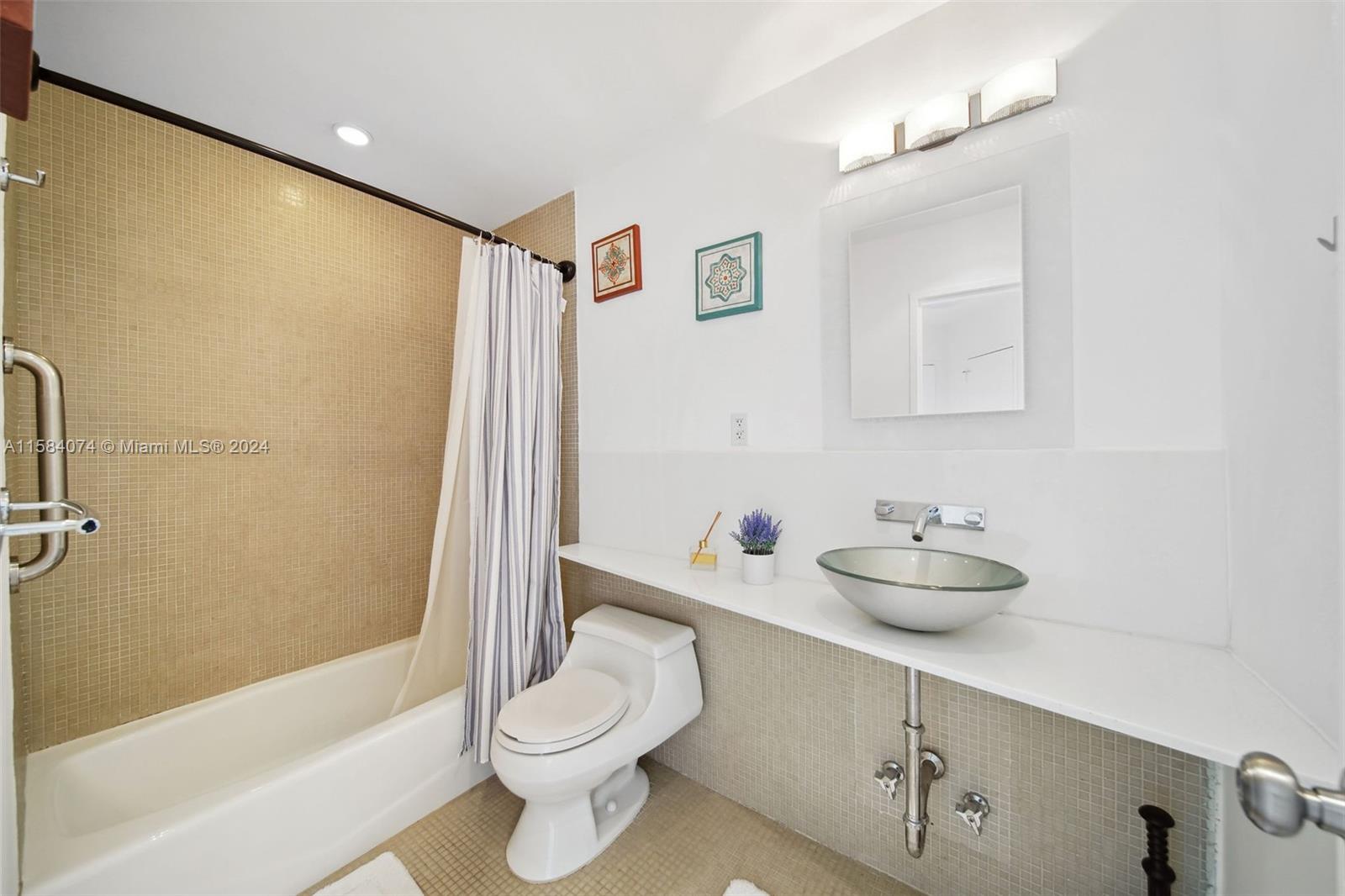 THE EXECUTIVE CONDO - Residential Lease