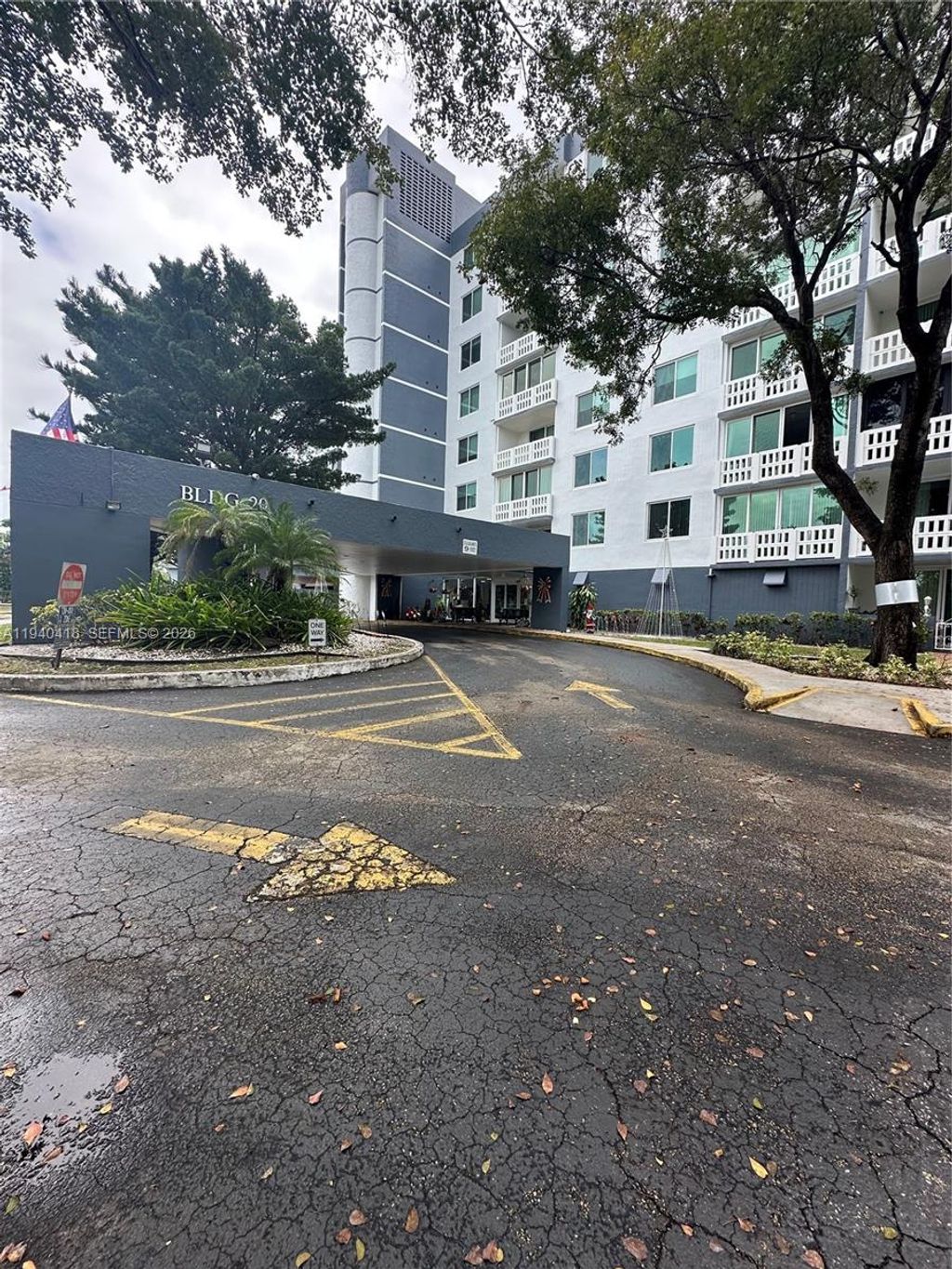 Photo of 919 Hillcrest Dr #303, Hollywood, FL 33021 (MLS # A11940418)