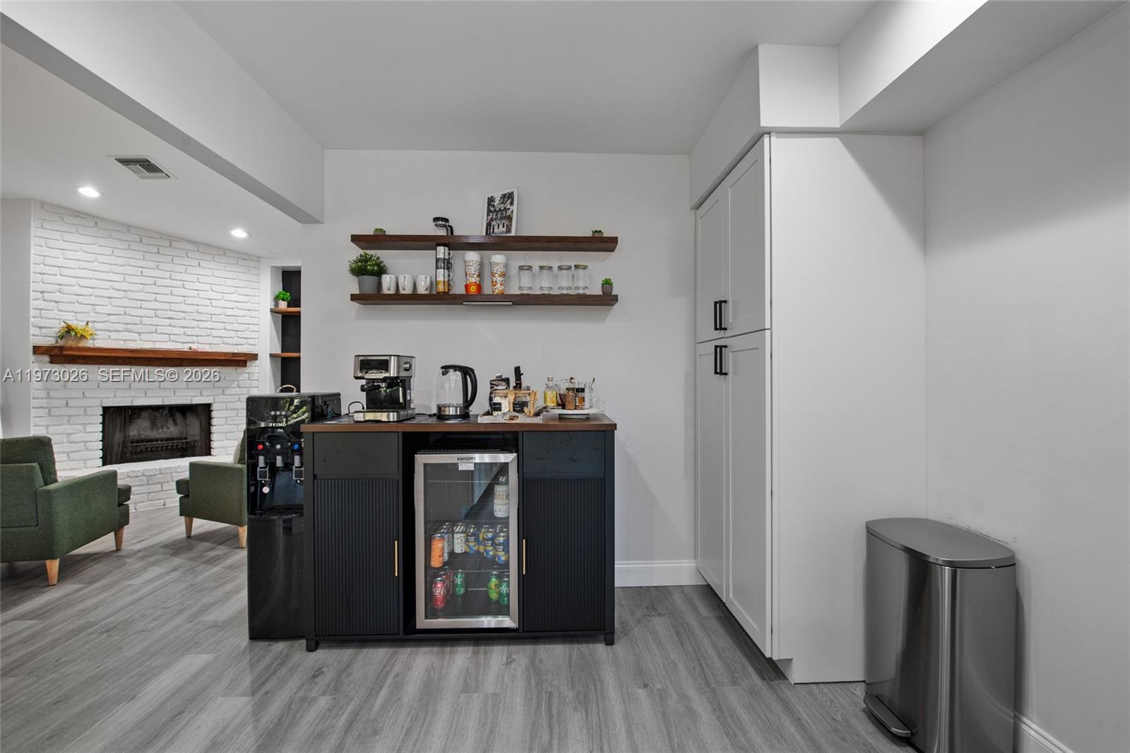 BANYAN LAKES - Residential