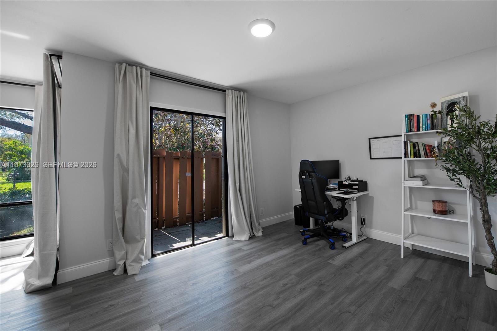 BANYAN LAKES - Residential