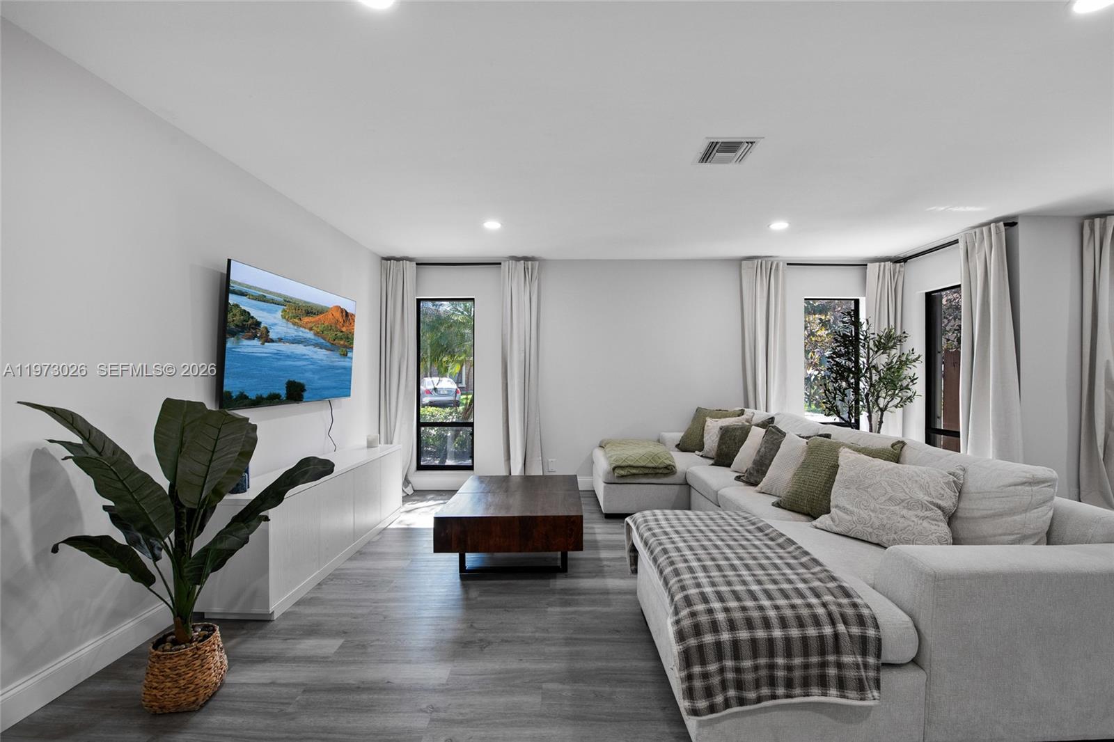 BANYAN LAKES - Residential