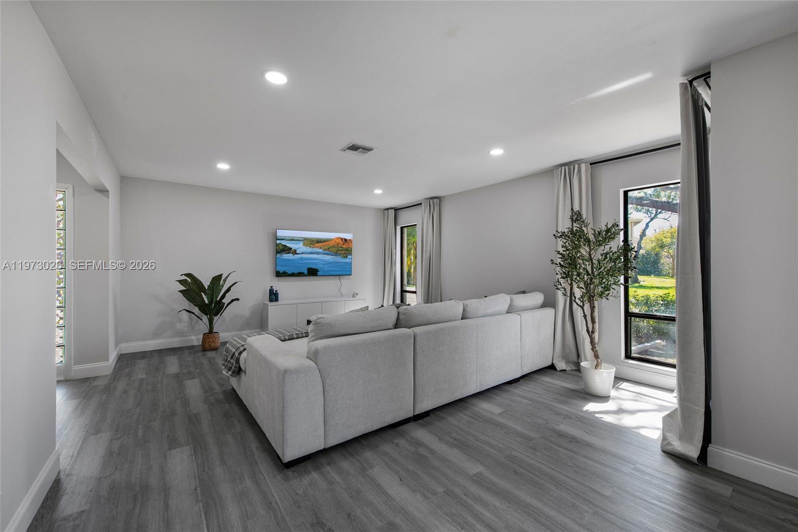 BANYAN LAKES - Residential