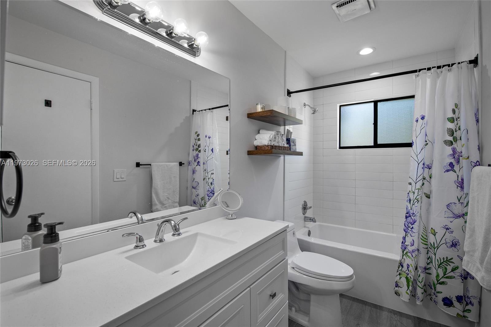 BANYAN LAKES - Residential