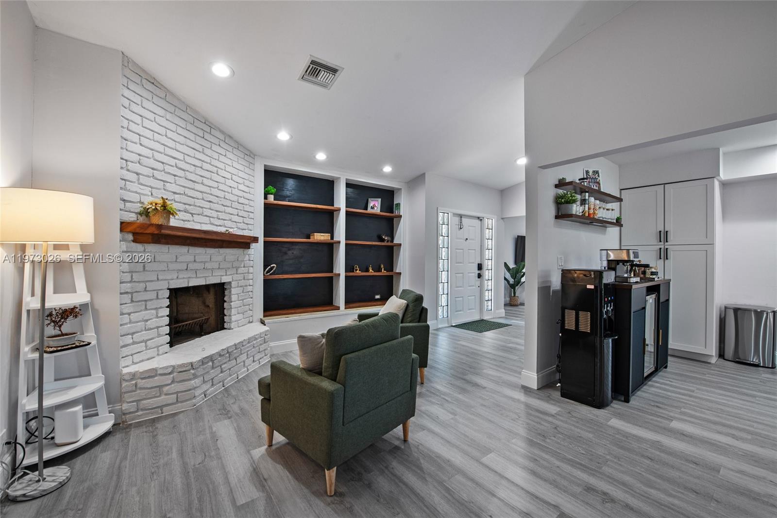 BANYAN LAKES - Residential