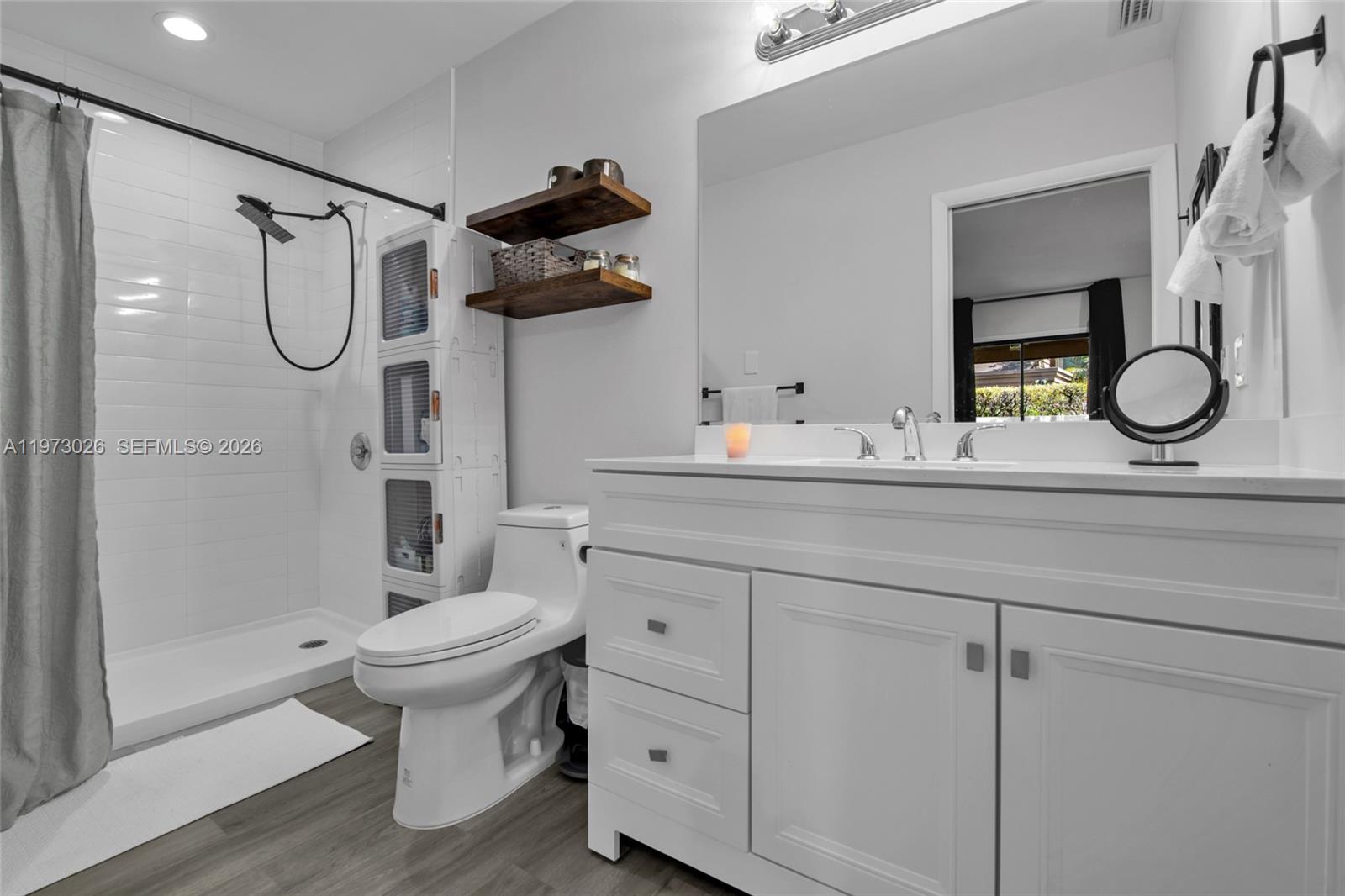 BANYAN LAKES - Residential