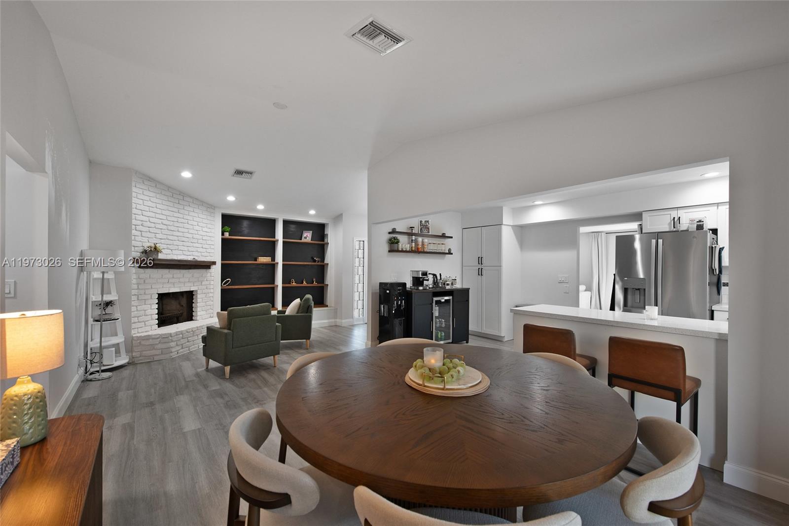 BANYAN LAKES - Residential