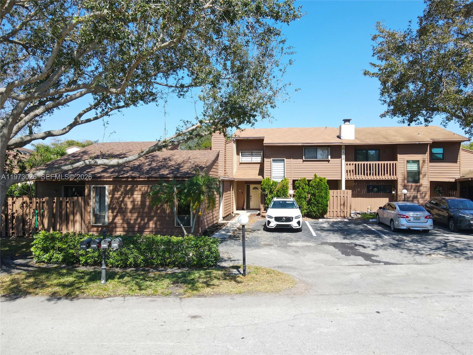 BANYAN LAKES - Residential