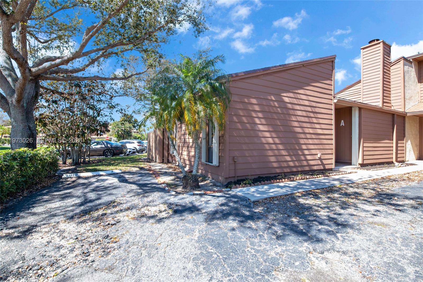 BANYAN LAKES - Residential