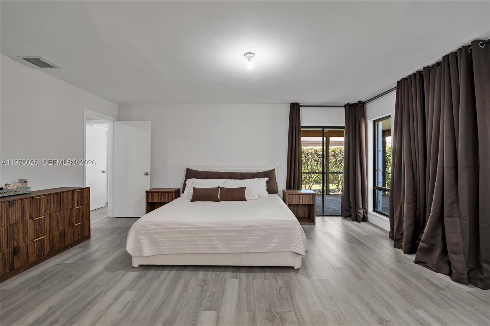 BANYAN LAKES - Residential