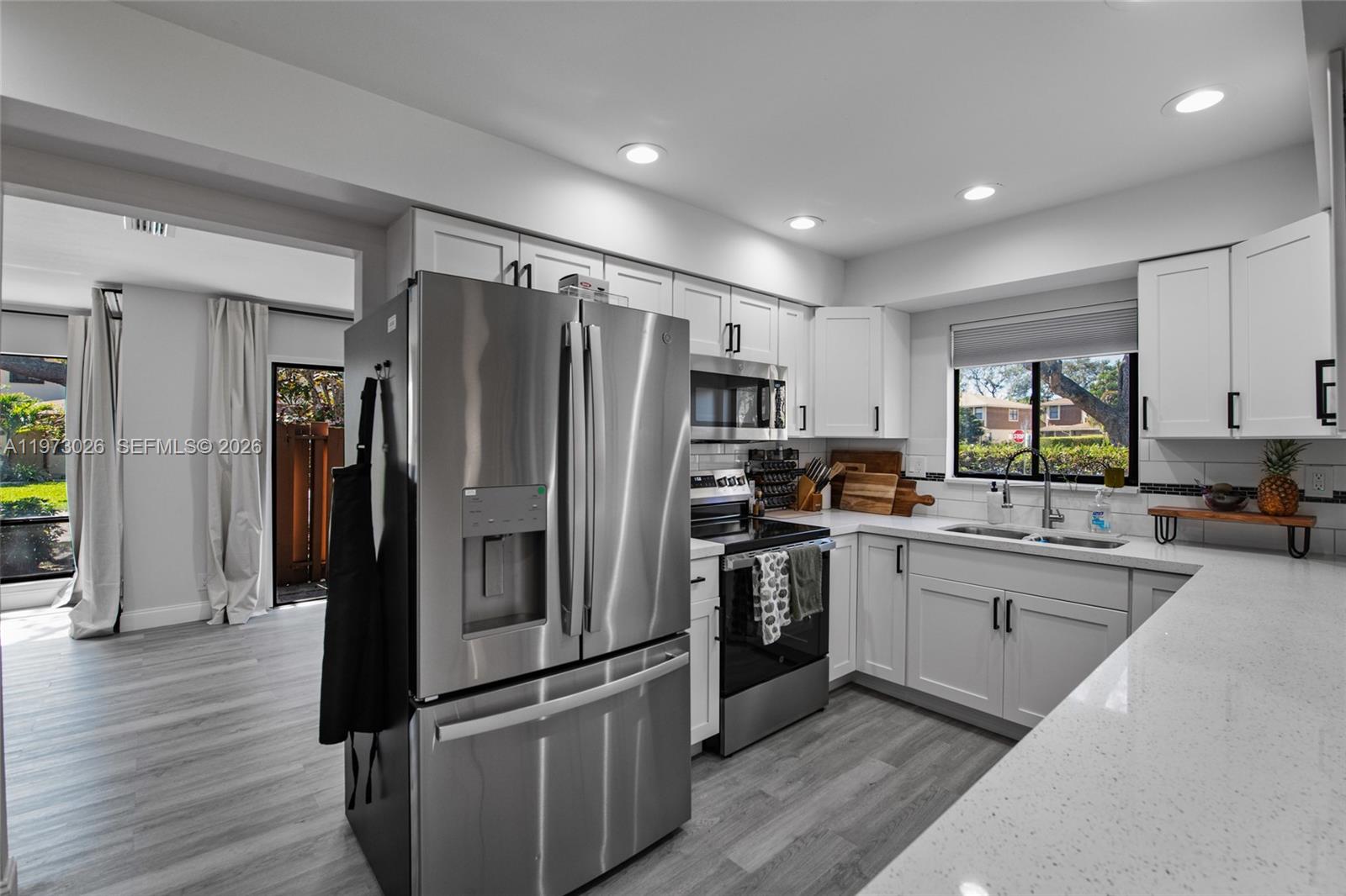 BANYAN LAKES - Residential