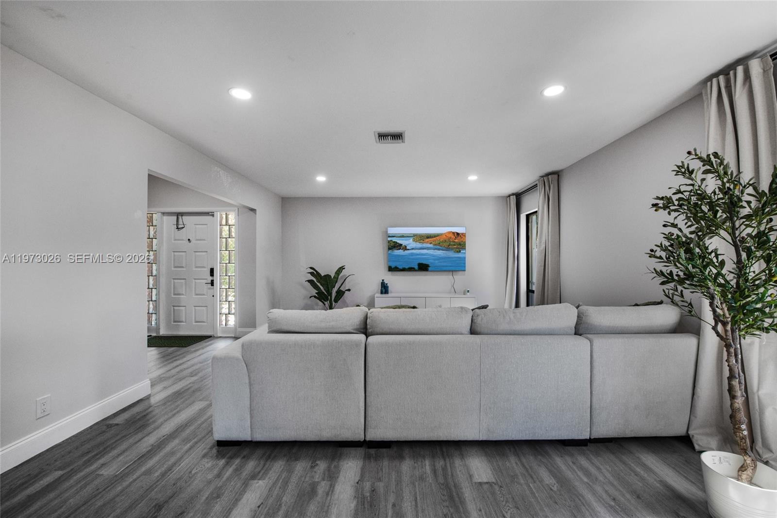 BANYAN LAKES - Residential