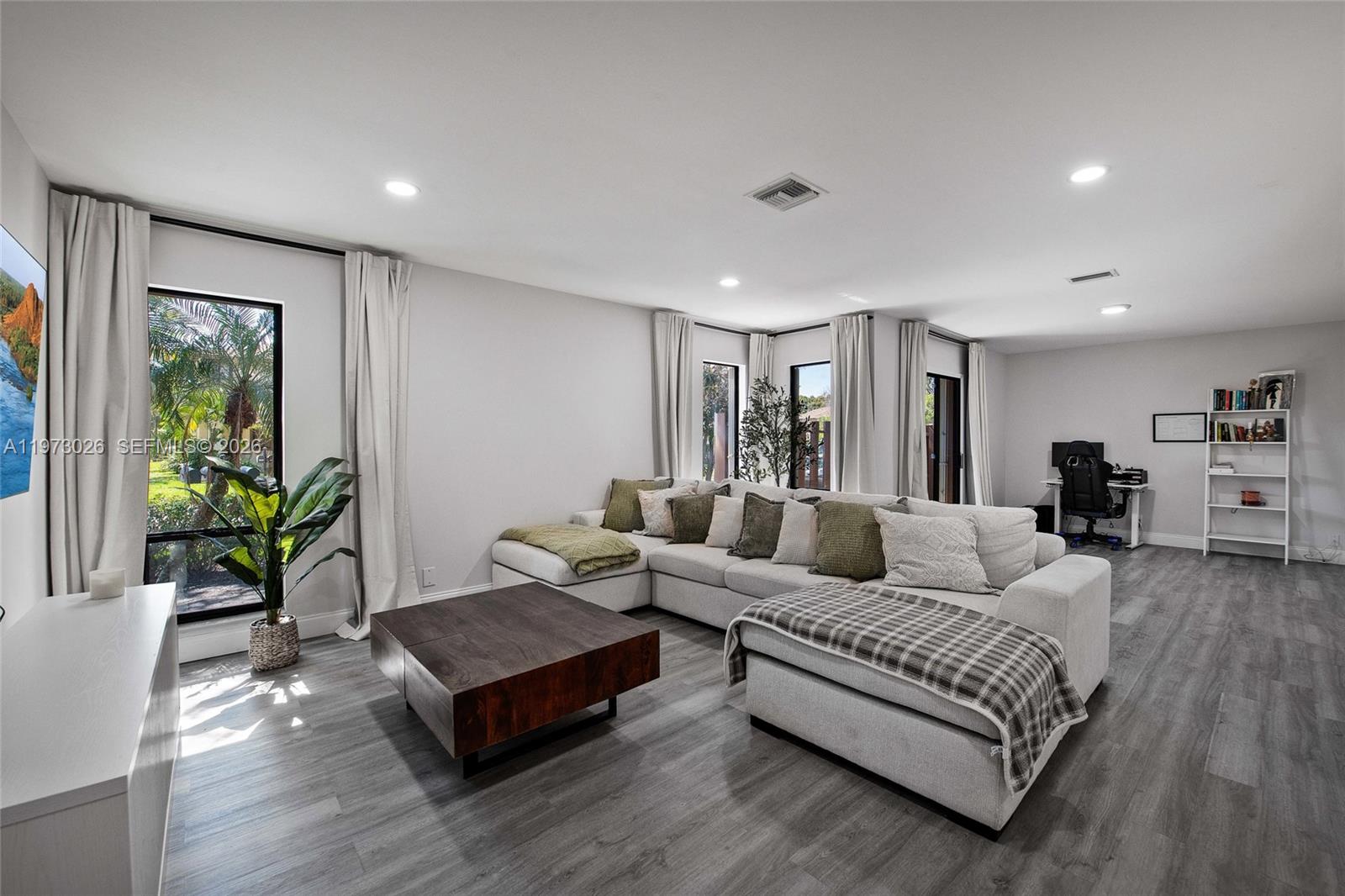 BANYAN LAKES - Residential