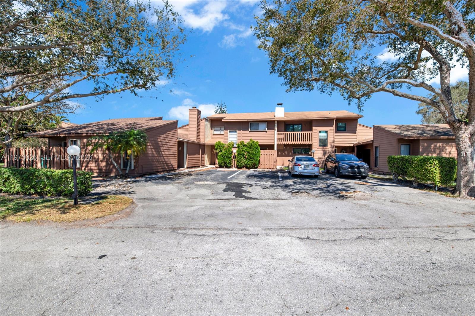 BANYAN LAKES - Residential